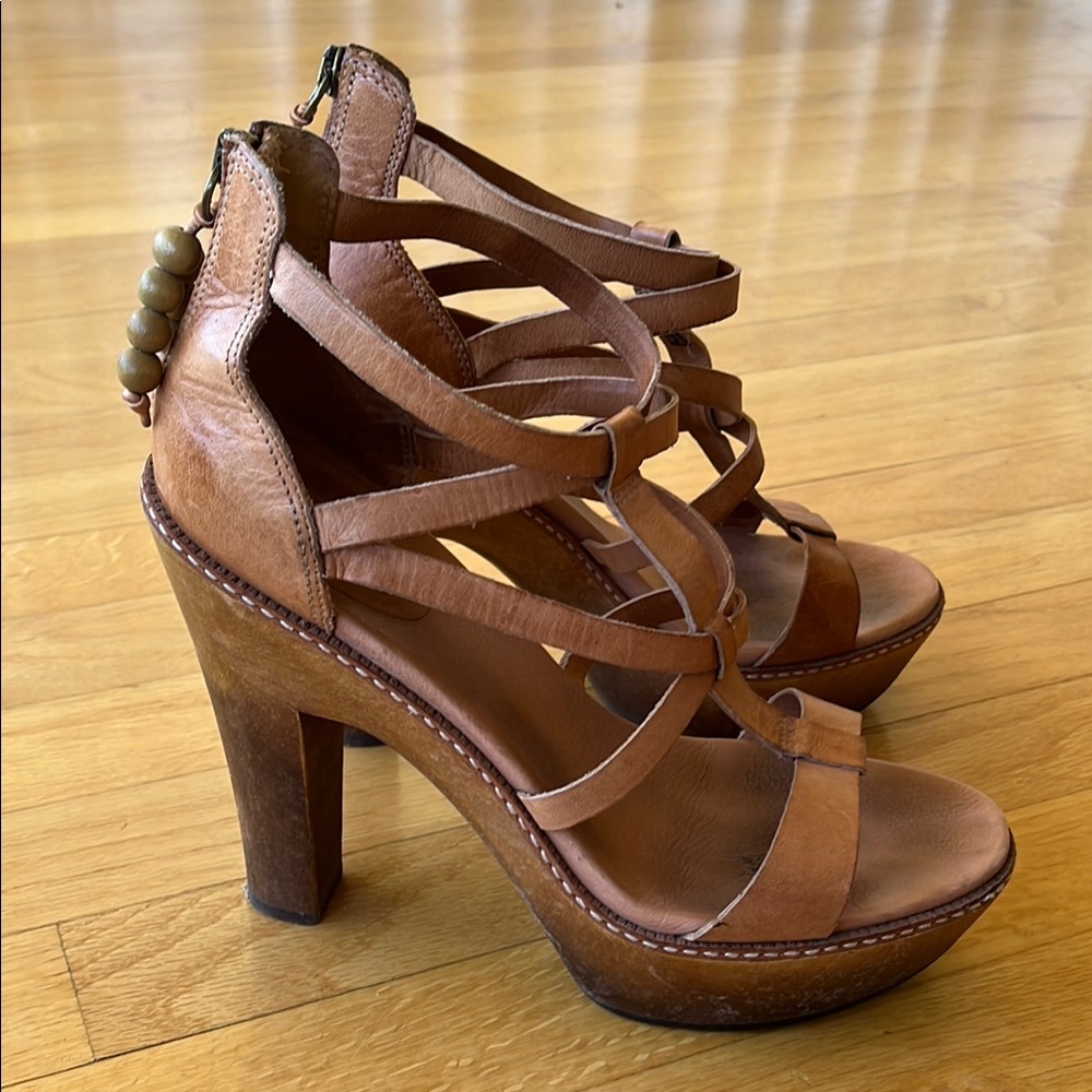 UGG Australia Salima platforms